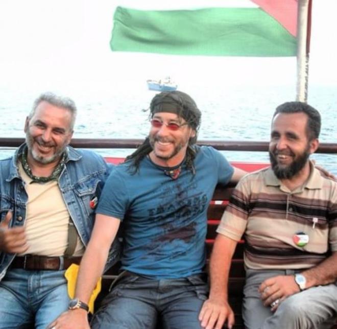 Ayrca gazeteci, yazar ve aktivist Hakan Albayrak'n kardei olan baarl oyuncu 2010 ylnda stanbul'dan Gazze'ye yola kan Mavi Marmara gemisinde de bulunmutu.