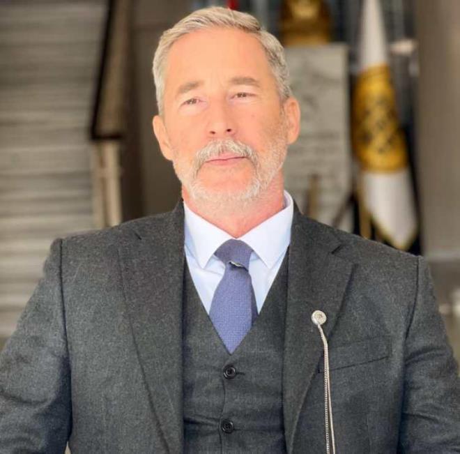 Rol ald birok baarl projede sergiledii oyunculuu ve mtevaz tavrlaryla bilinen Sinan Albayrak, imdilerde TRT 1'in yeni sezon dizilerinden Kasaba Doktoru'nda Bahekim Yaln karakterini canlandryor.