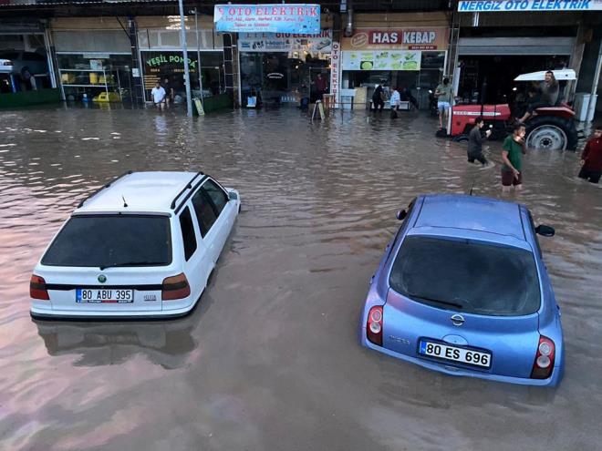 Oto tamiri zerine hizmet veren sanayi sitesinde 25'ten fazla i yeri, su basknnda zarar grd.  yerlerinin nnde ve iinde bulunan 20'den fazla ara ise suya gmld.