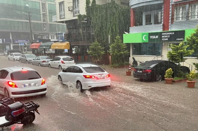 Aralar, su nedeniyle ilerlemekte zorlanrken baz aralarda yolda mahsur kald.
