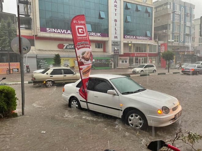 Osmaniye Belediyesi ve AFAD'a bal ekipler, blgede bu basknlarnn zararlarn gidermek iin alma balatt.