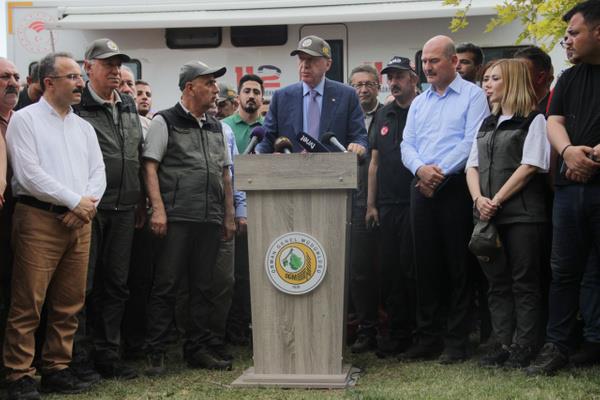 Cumhurbakan Recep Tayyip Erdoan'n Marmaris yangn ile ilgili yapt aklamalar srasnda bir gazetecinin sorduu idam sorusuna verdii yant gndem oldu.    <br>  Cumhurbakan Erdoan verdii cevapta idamn olmas gerektiini savunurken Fatih Sultan Mehmet'ten rnekleri ve zmleri syledi:<br>    Sultan Fatih ne diyor? Ormanlarmdan bir aa kesenin boynunu vururum diyor. Bu i o kadar nemli. Canm btn ormanlar yakyoruz. Btn haerat, hayvanlar bu ormanlarla yanyor. Adam afedersin imi aribleyli vennehar, bilmem neye kzdm, onun iin buray yaktm! Ne demek, byle samalk olur mu? Bu tartmal, bunun zerinde etraflca durmalyz.