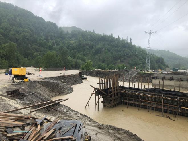 Belediye ekipleri yol ve yklan kprde alma balatt.