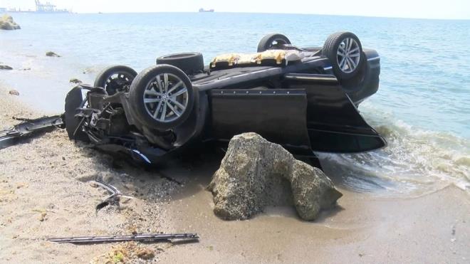 Deniz kysna dp ters dnen ve kullanlamaz hale gelen otomobili, olay yerine gelen itfaiye ekipleri buradan kaldrmak istedi.