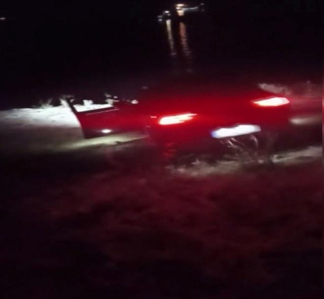 te yandan, M.N., aracn uurumdan atma anlarn videoya ekerek sosyal medyada paylat.