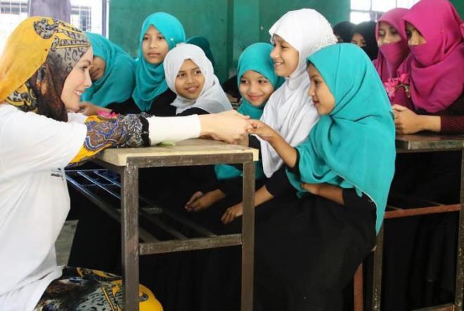 Son olarak ise tamamen slami kurallara uygun bir hayat erevesini kendinde oturtan zelik, yardma ihtiyac olan her insana komay hedef haline getirerek gnllerde taht kurdu.