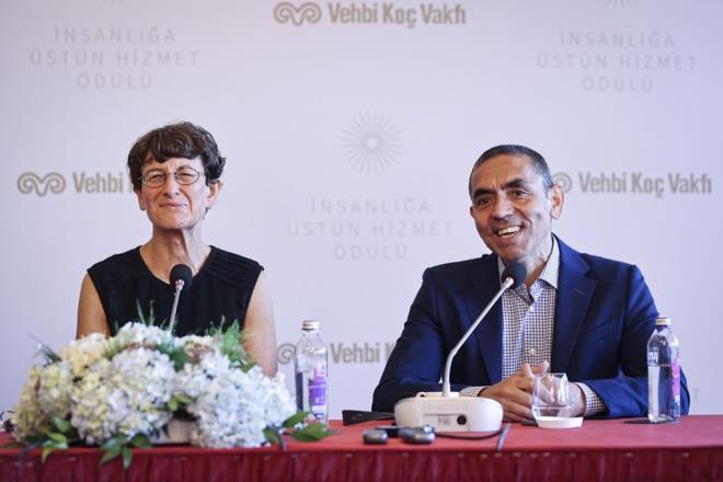 "nsanla stn Hizmet dl"ne layk grlen bilim insanlar Prof. Dr. Uur ahin ve Prof. Dr. zlem Treci stanbul'dayd.