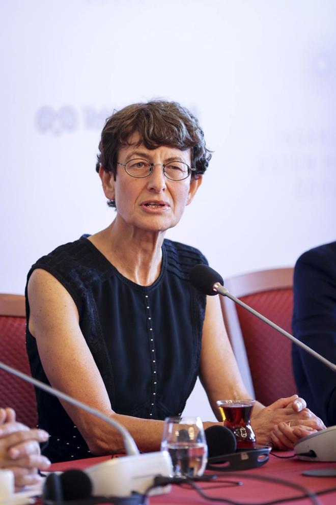 zlem Treci, "Gelecekte bizim almalarmz daha ok kanser, immnoterapi zerine devam edecek. u anda mesela Faz-2 almalarna devam ettiimiz kiiselletirilmi kanser alaryla ilgili bir almamz var. 5 yl iinde bu ann kanser hastalarna uygulanabileceini umuyoruz." dedi