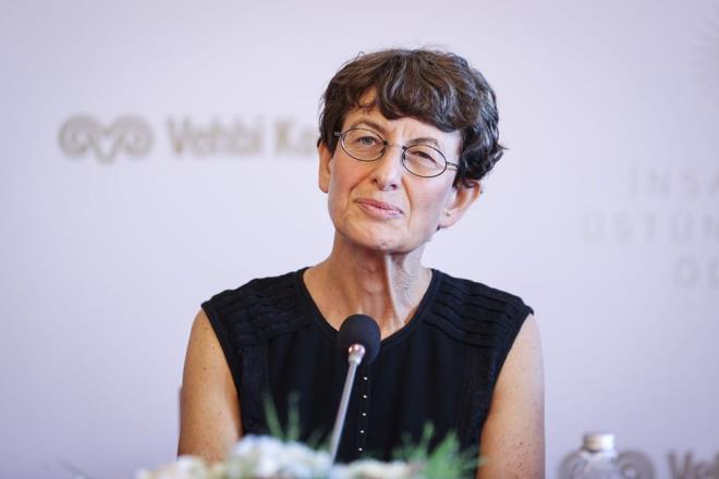 Yaplan almalar hakknda bilgi veren Treci, "nsann kendi baklk hcrelerini taklit edebilmesini, vcudun kendi kendine savunma mekanizmas gelitirmesini salyoruz. Kiiselletirilmi alardan bahsettiimizde kulaa biraz bilim kurgu gibi gelebiliyor ama  bizim teknolojimiz bunu yapabilecek gte zellikle pankreas kanserindeki almalarmz bize tmrlerin giderilmesi konusunda ok baarl olduunu gsterdi" dedi.