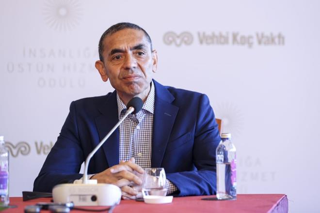 UUR AHN: YEN BR DALGA KAPIDA    Corona virs salgnyla ilgili sorular yantlayan Uur ahin, "2020'de bana sorulduunda, 'Bu virs en az 10 yl bizimle olur.' demitim. Buna almak zorundayz. Buna kar yapacamz iki yol var. Bir tanesi alar benimsemek. u anda Omicron asna yakn frekansta olan alar gelitiriyoruz. Yeni ann onayn nmzdeki sonbahar-k gibi almaya alacaz. kincisi yeni normal olarak bunu kabul etmek zorundayz" dedi.