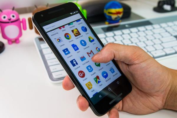 Akll telefonlar phesiz hayatmz kolaylatrmak adna ok byk bir nimet. Aklmza gelebilecek hemen hemen her eyi, artk kk parmak hareketleriyle halledebiliyoruz.