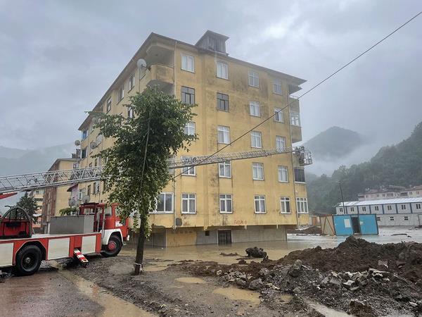 Dere boyundaki dkkanlar almad, alt katlar boyaltld  <br>  ileri Bakan Sleyman Soylu, sosyal medya hesabndan yapt paylamda, "Gece boyunca ve bugn teyakkuz devam ediyor. Birok noktada i makinalar ve uyarlarla tedbir alnd. Ancak nebolu?da dere ok ykseldi. Dere boyu dkkanlar almayacak. Valimiz ve tm birimler alyor. AFAD Bakanmz Yunus Sezer nebolu?ya geiyor. Allah muhafaza etsin" ifadelerini kulland.