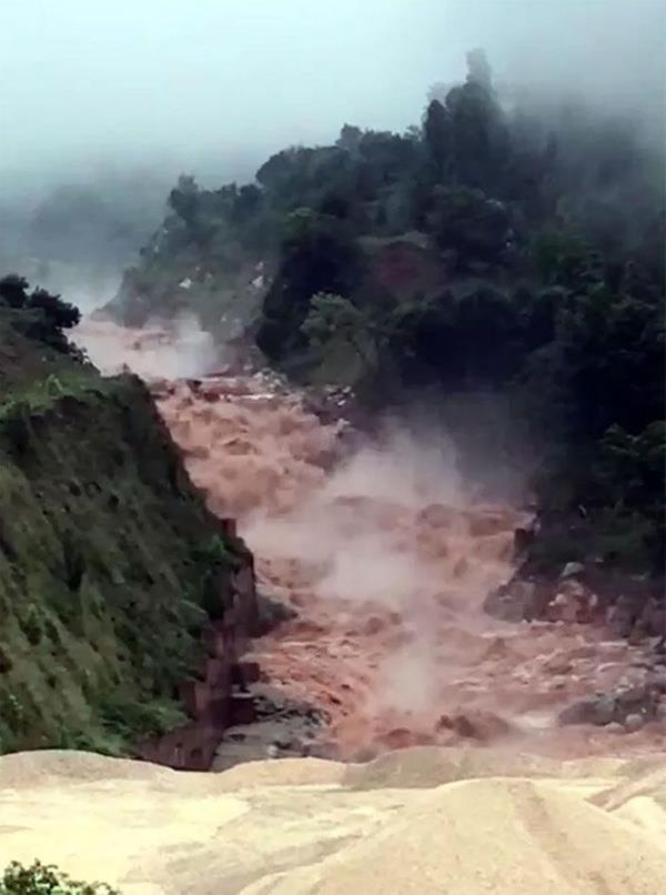 Bartn'da Art Deresi ykseldi  <br>  Bartn merkeze bal Art kynde bulunan Art Deresi'nin me Boaz mevkisinde sular ykseldi. Dere, tama noktasna gelirken, kyde baz tarm alanlar da sular altnda kald.