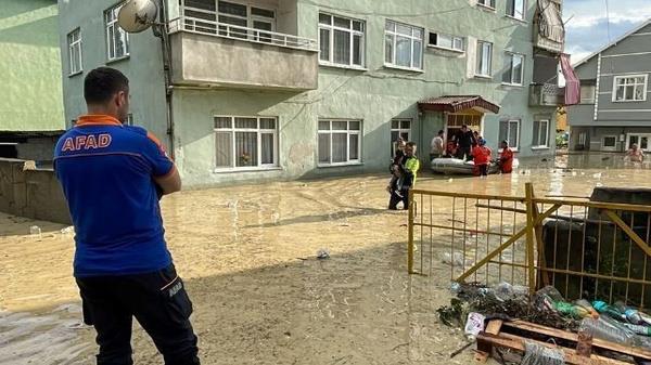 Bartn'da sokaa kmayn ars yaplyor<br>  Bartn iin krmz alarm yksek seviyelere karld. Bartn ay'nda neredeyse dalgalar olumu durumda. Kozcaz ilesinde de alarm verilmiti. Ev i yerlerini su bast. Otobs terminalini neredeyse su basm durumda. Kozcaz'a giri ve klar durduruldu. Kimseye izin verilmiyor. Vatandalara dar kmayn uyars yapld.