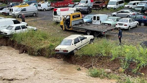 Ekipler derelerin nn amaya alyor<br>  Zonguldak'ta dn le saatlerinden bu yana zaman zaman etkili olan iddetli ya bugn de devam etti. Youn ya nedeniyle dere yatanda biriken sular aydamar Deresini tama noktasna getirdi. Geceden bu yana nbette olan ekipler kprnn olduu ksmlarda biriken odunlar ve tahta paralarn temizledi. Ekipler kentin belirli noktasnda almalarn srdrrken, muhtemel sel tehlikesine kar tedbiri st seviyede tutuyor.