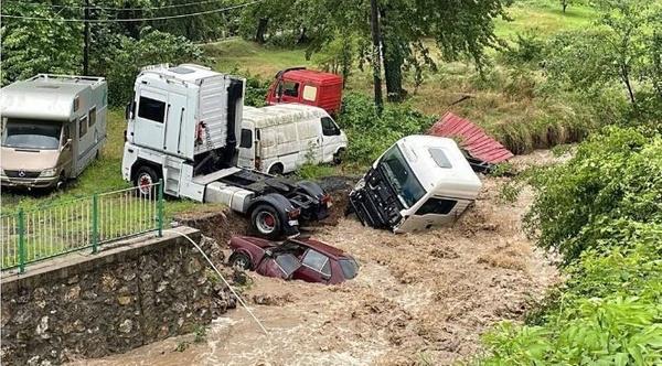 Kastamonu'da durum felaket!<br>  Kastamonu'nun nebolu ilesinde etkili olan iddetli ya nedeniyle ile merkezinden geen ay tat, kprler ykld. ay kenarndaki binalarn giri katlarn su basarken, blge halk da st katlara kmalar konusunda uyarld.