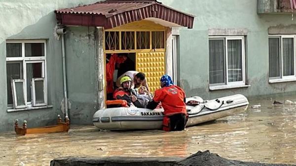 ehircilik Bakan Kurum: nmzdeki saatler kritik<br>  evre, ehircilik ve klim Deiiklii Bakan Murat Kurum, bat Karadeniz'de yaanan sel tehlikesi hakknda, "Ekiplerimiz sahada! iddetli yatan etkilenerek zarar gren noktalarda hasar tespit almalarna baladk. Bundan sonras iin de nlemleri tm ilgili kurumlarca alyoruz. nmzdeki saatler kritik! Ltfen her zamankinden daha dikkatli olalm" dedi.