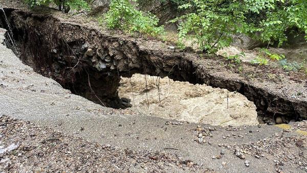 Sel sular iki kpry ykt<br>  Kastamonu'nun nebolu ilesinde yaan iddetli yan dereleri tamas neticesinde 2 kpr ykld. Yklan kprlerden bir tanesi sel sularnn etkisiyle akntya kaplarak gzden kayboldu. Dehet veren anlar bir vatandan cep telefonu kameras ile grntlendi. lede yer alan Musa Mahallesi'nde ise evleri sel sular bast renildi. te yandan, Kastamonu Valilii koordinesinde btn kamu kurumlar yaanan tm olumsuzluklara kar harekete geti.