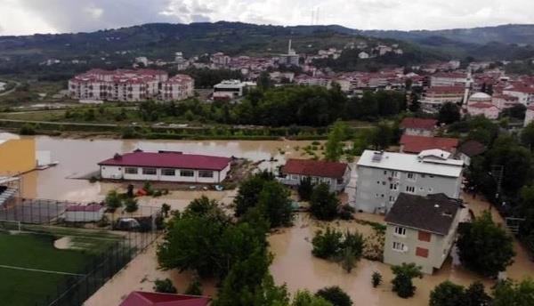 Hoparlrlerden srekli anonslar yaplyor<br>  Takn nedeniyle belediye hoparlrlerinden anons yaplarak, vatandalarn i yerlerini amamalar ve ay kenarna yaklamamalar, birinci katta oturanlarn st katlara karak tedbir almalar gerektii uyars yapld. Ayrca Kastamonu-nebolu Karayolu, Kre Ersizlerdere mevkiinde ve Kre-nebolu yolu ile enpazar-Cide arasnda meydana gelen heyelan nedeniyle ulamda aksamalar yaanyor. Ulamn kapal olduu blgelerde ekipler nlem ald.