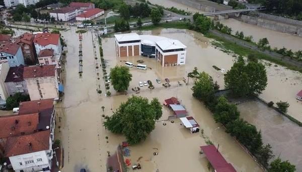 Afet ve Durum Ynetimi Bakanl (AFAD) ile Meteoroloji Genel Mdrl tarafndan krmz kod uyars yaplan Zonguldak, Bartn, Kastamonu, Karabk ve Sinop'ta alarm verildi. Kastamonu'nun nebolu ilesinde taan sel sular 2 kpry ykt, baz kprler yklma tehlikesiyle kar karya! ileri Bakanl emriyle nebolu'da dkkanlar almad. ehircilik Bakan Murat Kurum, "nmzdeki saatler kritik! Ltfen her zamankinden daha dikkatli olalm" dedi. te yandan AFAD'dan yaplan aklamada Bat Karadeniz'deki 15 ile iin takn riskinin tehlikeli boyutlara ulat bildirildi. 15 ile merkezi iin sel baskn alarm verildi. te Karadeniz'deki saanaklarla ilgili son gelimeler...
