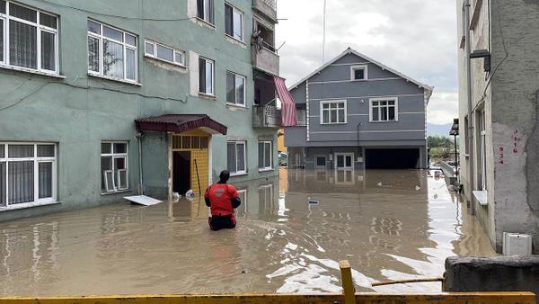 Karabk?te yaanan yalardan dolay tkanan menfezler ald. Dzce?de yaanabilecek olumsuzluklara kar 308 personel ile 110 ara grev yapyor. Ayrca 7 konutta 34 kii bulunduklar yerlerden tahliye edildi.