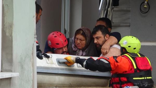 Selde mahsur kalanlar botlarla tahliye ediliyor<br>  Kastamonu il genelinde gece saatlerinde balayan ya aralklarla etkisini arttrarak devam ediyor. Youn ya nedeniyle Kastamonu'nun nebolu ve Bozkurt ilelerinde saanak yan ardndan sel sularnn da etkisiyle taan aylar nedeniyle su basknlar olutu. Birok kii evlerinde mahsur kald. Balatlan tahliye almalarnda, evlerinde mahsur kalan vatandalar, itfaiye ekipleri tarafndan botlarla kurtarld.