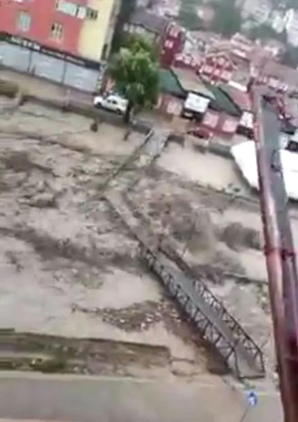 Kprler ulama kapatld, camiler, evler sular altnda<br>  Sinop'un Trkeli ilesinde, dn geceden itibaren etkili olan Saanak Ya takna yol at, cami ve baz evler sular altnda kald. lede gece saatlerinden itibaren etkisini srdren saanak ya, baz ky yollarnda tahribata yol aarken, 11 Austos 2021'de meydana gelen sel felaketinde yklmas sonucu yaplan Ylanlk, ayrlar ve Yeiloba kyndeki geici kprler ulama kapand.  Dere tamas sonucu ileye bal atakgney kynde cami ve baz evler sular altnda kald.