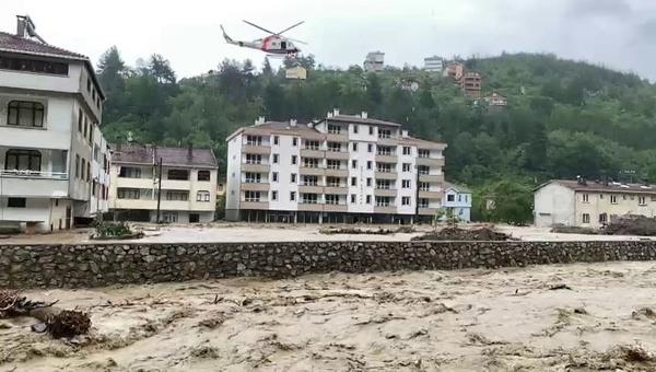 Bozkurt'ta mahsur kalanlar helikopterlerle kurtarld!<br>  Kastamonu'da Ezine aynn tamas sonucu felaketi yaayan Bozkurt?ta ile merkezini sular altnda kald. Bozkurt ilesine bal lii Ky'nde mahsur kalanlar helikopterlerle kurtarld.