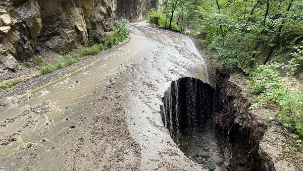 Ylanlk ve ayrlar'daki geici kprlerin ile merkezi ile yaklak 15 ky birbirine balad renilirken, ilede Kaymakam Mesut Ozan Ylmaz Bakanlnda oluturulan kriz masas, ar ya nedeniyle oluabilecek can ve mal kayplarnn nne geebilmek iin gelimeleri anbean takip ediyor. Bu arada, Trkeli aynn ykselmesi nedeniyle Metin Bostancolu Caddesi ara ve yaya trafiine geici olarak kapatld.