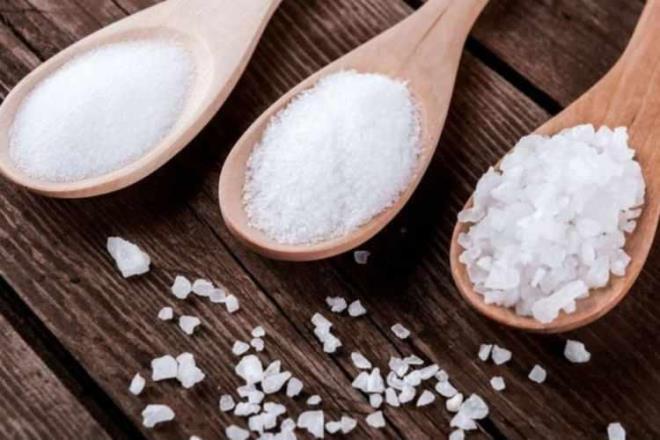 TBSA aratrma sonular 2017'de kii ba 10 gr/gn, SALT1 2008'de 18 gr/gn, SALT2 2012'de 15 gr/gn tuz tketiminin olduunu bildirmitir. lkemizde grld gibi tuz alm yksektir. Tuz kstlamas kemik sal iin ncelikli beslenme politikamz olmaldr.