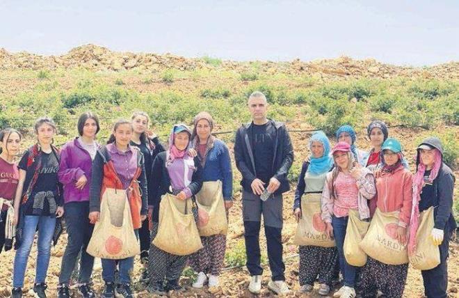 11 yldr Avrupa'da konser yapamyorum ama bu tehditler beni yldrmaz. Bama bunlarn geleceini bilsem de yine programm yapardm. Cumhurbakanmz "TRT KURD ald, hayrl olsun" dediinde sevinten alam bir insanm. Yllarca yasaklanm ana dilinde, devletimizin ekranna kp arklar sylyorsun, program yapyorsun. Bu benim iin ok kymetli. Ben her zaman sylyorum, Cumhurbakanmz lkemiz adna ok nemli iler yapt. 100 ylda yaplacak ileri 10 ylda yapt. Trkiye, eski Trkiye deil. Yine sylyorum, Erdoan, dnya liderleri arasnda da en iyi liderlerden biri."