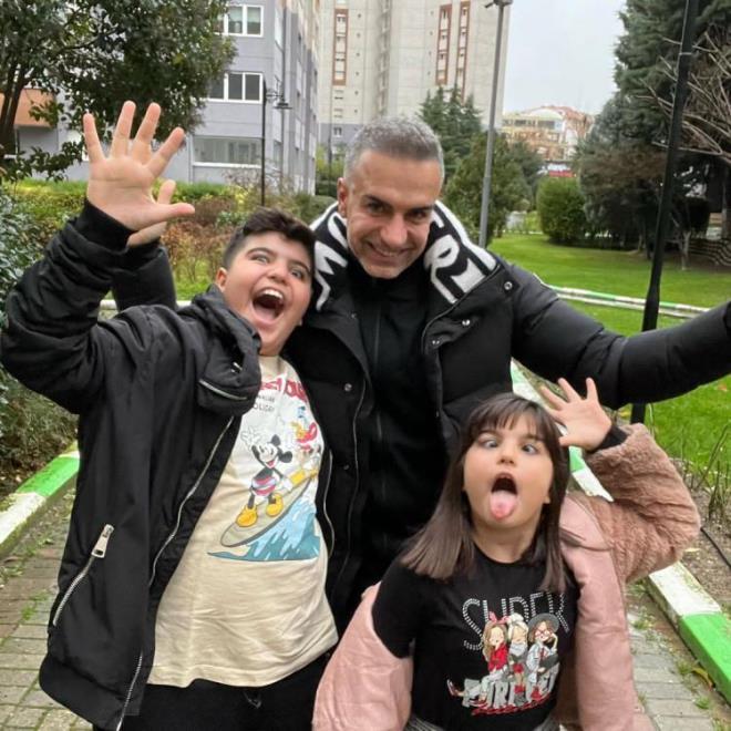 "Kafasna peruklar takp, gece kulplerinde gezeceini hi dnmezdim.  iin Bodrum'a gitmitim, dndmde evde yoktu. ocuklar da alamaya balad. Telefonla aryorum eve gel diye. Gelmedi, telefonu da kapatt.