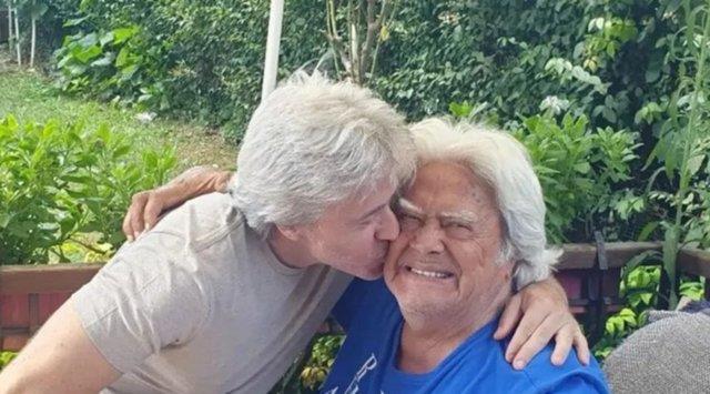 SON DAKKA | Trk sinemasnn nar Cneyt Arkn hayatn kaybetti! Cenaze program ve vasiyeti akland? Cneyt Arkn kimdir, ka yanda ve neden ld? - Haberler    SON PAYLAIMI BABALAR GN'NDE    Sosyal medya hesabn aktif kullanan ve Yeilam anlarn sk sk paylaan Arkn, son olarak 19 Haziran 'Babalar Gn'nde oluyla fotorafn yaynlamt.