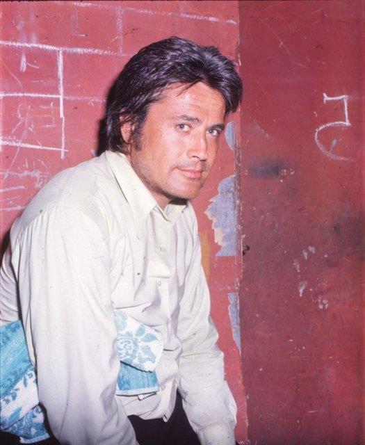 VASYET    Atlara olan dknl bilinen Cneyt Arkn, katld bir programda vasiyetini aklamt. Usta sanat, "Atm Hasretim'in yanna gmlmek istemitim. Ama sonra ok yanl anlalr diye korktum. Beni 'Anne babamn yanna gmn' dedim" eklinde konumutu.