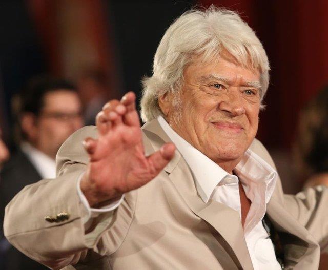 HASTANEDEN AIKLAMA    Cneyt Arkn'n lmyle ilgili hastaneden aklama yapld. Aklamada, Arkn'n kalbinin durmas sebebiyle ambulansla hastaneye getirildii ve btn yeniden canlandrma abalarna ramen hayatn kaybettii belirtildi.