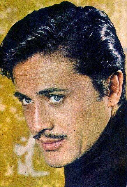 1963 ylnda "Artist" dergisinin dzenledii sinema artisti yarmasna girdi ve birincilik ald. Kariyerindeki dnm noktas 1963'te askerliini yaparken 1. Hava Jet ss'nde ynetmen Halit Refi ile tanmas oldu.