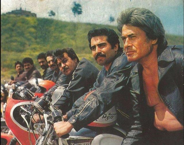 CNEYT ARKIN HAKKINDA    Yeilam'a damga vuran usta oyuncu Cneyt Arkn, oyunculuk yaamnda 300' akn filmde barol ald.    Gerek ad Fahrettin Creklibatr olan sanat, Hac Yakup ile Halise Creklibatr iftinin ocuu olarak, 8 Eyll 1937'de Eskiehir'in Karaay kynde dnyaya geldi.