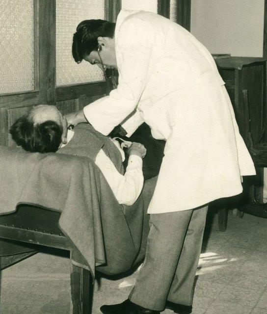 LK MESLE DOKTORLUK    Sanat, srasyla Eskiehir Necatibey lkokulu, Eskiehir Ortaokulu ve Eskiehir Atatrk Lisesini bitirdi. Ardndan stanbul'a gelen sanat, 1962'de stanbul Tp Fakltesi'nden mezun oldu. niversitede okuduu yllarda, eitli dergilerde iir ve hikaye denemeleri yaynland. Askerliini Eskiehir'de yedek subay olarak yapan Arkn, vatani grevinin ardndan bir dnem Adana ve civarnda doktorluk yapt.