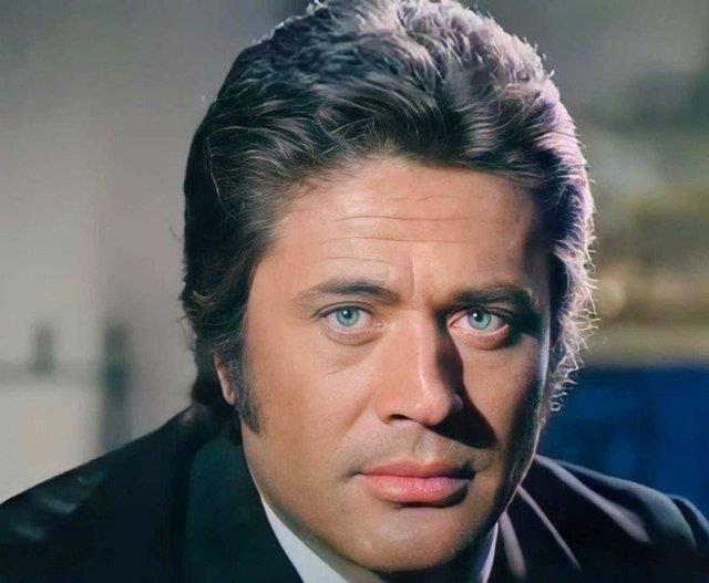 Birok unutulmaz filme imza atan Cneyt Arkn yaamn yitirdi. Usta oyuncu, dn gece saatlerinde rahatszlanarak Beikta Ulus'ta bulunan zel bir hastanede tedavi altna alnd. Ei Betl Creklibatr ve yaknlar hastaneye geldi. 85 yandaki oyuncu, tm mdahalelere ramen kurtarlamad.