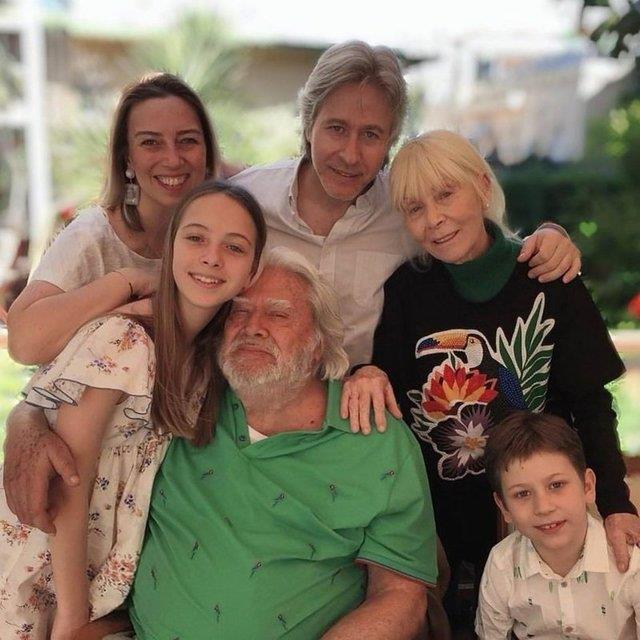 1968 ylnda Cneyt Arkn olarak sahne adn ald. Betl Il ile tant. svire'de bir niversite mezunu olan Il, o srada uu grevlisi olarak alyordu. 1970'te evlendiler ve 1971'de boandlar. Ksa sre sonra yeniden evlendiler ve bu evlilikten de Kaan ve Murat adlarnda iki ocuu oldu.