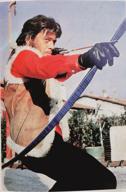 Cneyt Arkn ilk evliliini 1964 ylnda kendisi gibi doktor olan snf arkada Gler Mocan ile yapt. 1966 ylnda kzlar Filiz dodu. Creklibatr'n yeni gelien sinema oyuncusu kariyeri nedeniyle evlilik uzun srmedi.