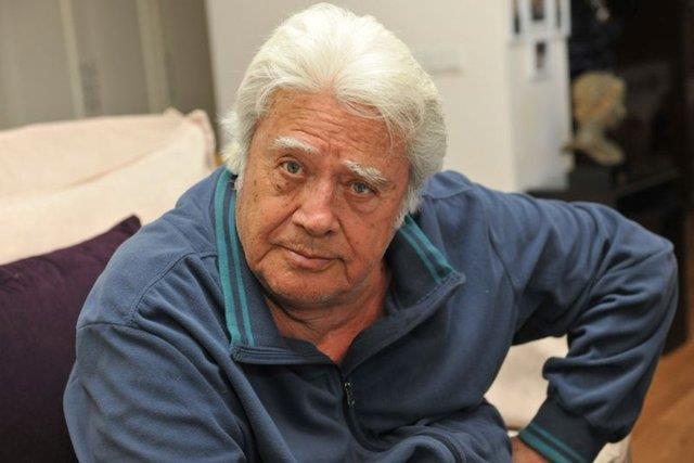 Cneyt Arkn, binicilik ve karatede uzman sporcu unvanna sahiptir. Oyunculuun yan sra televizyon izlenceleri sunmu ve ksa bir sre gazetelerde salkla ilgili ke yazarl da yapmtr.