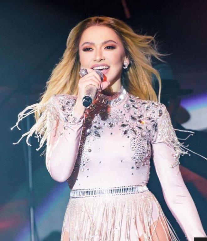 Mehmet Dinerler ile nikah masasna oturan yeni gelin Hadise ise Antalya ve Kbrs'ta sahne alarak 2 milyon TL kazanacak.