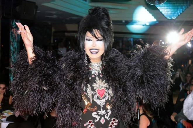 Son dnemlerde yapt her hareketle gndem olan Blent Ersoy ise Antalya'daki sahnesinden 700 bin TL kazanacak.