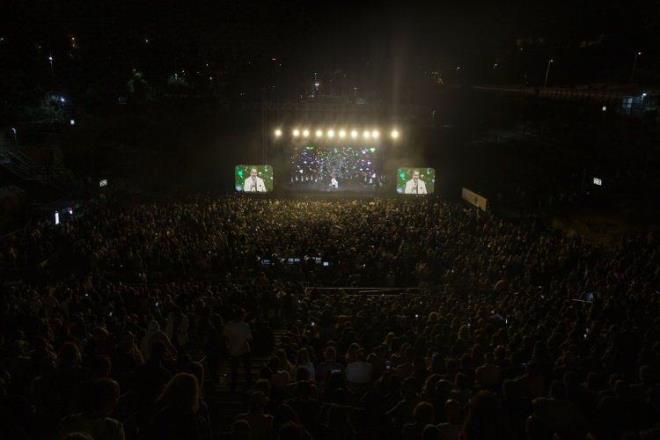 Hayranlar da sk sk "bo, bo" tezahrat yaparak arkcya desteklerini gsterdi.