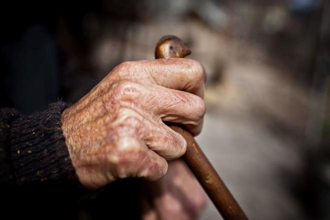 Aratrma: 200 yana kadar yaamak hayal deil - 1    Yalanma kart aratrmalarn n saflarnda yer alan bilim insanlar, insanlarn 200 ya ve zerinde yaamasn salayabilecek bir hap gelitirmenin eiinde olduklarna inandklarn aklad.    Dailymail?n haberinde ngiliz biyolog ve uzun mr zerine yeni bir kitabn yazar olan Dr. Andrew Steele, insanlarn 200 yana ulaamamas iin biyolojik bir neden olmadn syledi.