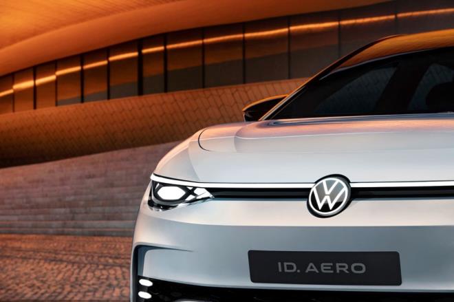 Aracn n tarafnda ID. ailesine zg petek doku ilk gze arpan ayrnt. Aydnlatmal Volkswagen logosu, IQ.LIGHT - LED matrix farlar, amurluklar ve yan ksmlarda bulunan k eritleri, ID. AERO'ya zg dikkat eken detaylar.