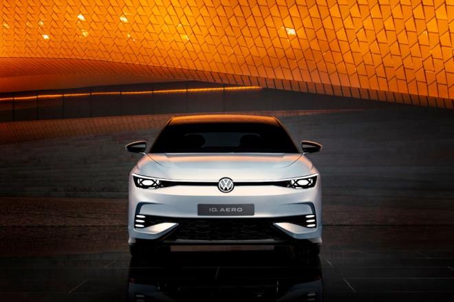 Tamamen elektrikli ilk Volkswagen sedan: ID. AERO - 4    ID.3, ID.4 ve ID.6?dan sonra ID. AERO?nun seri retim versiyonu, 2023?n ikinci yarsnda tamamen elektrikli drdnc model olarak, Volkswagen?in in?deki rn ailesine katlacak.    2030 ylna kadar, in'de satlan en az her iki aratan birinin elektrikli olmas ngrlyor. Volkswagen ise burada lider tedariki olmay hedefliyor.