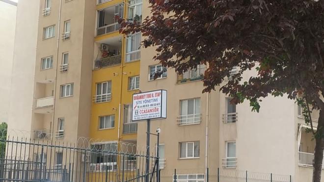 Burnunda ve elmack kemiinde ok sayda krk olduu renilen Nihat Altlar, komularnn ihbar zerine olay yerine gelen salk ekipleri tarafndan kaldrld hastanede tedavi altna alnd.