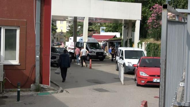 Yaplan tetkiklerde burnunda ve elmack kemiinde ok sayda krk tespit edilen ve yatt sedyede yaad olay anlatan Nihat Altlar, ?Ynetimdeki bakan yardmcs S.K, beni ldrmeye teebbs etti. Biz aidatlara yaplacak olan zamma kar olduumuz ve rportaj verdiim iin ?sen benim hakkmda konuuyormusun? diyerek saldrd? dedi.